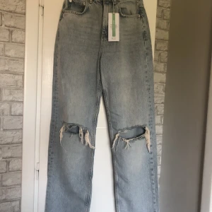 90’s jeans - Helt oanvända 90’s high waist jeans från Gina Tricot. Tyvärr förstora och glömt att skicka tillbaka. Nypris ligger runt 400💞