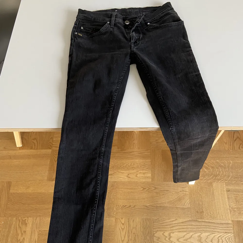 Lite använda men den svarta färgen blev blekt och ”randig” fort. Mörkare färg än på bilden med fickorna. Stl 29/ 34. Jeans & Byxor.