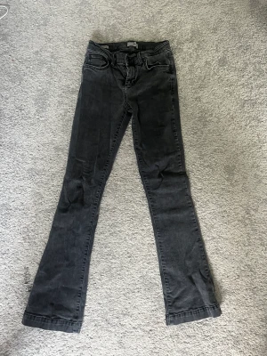 Lågmidjade jeans  - Super fina utsvänga, Lågmidjade jeans från ltb. Säljer då jag har flera. Inga defekter eller liknande 😊