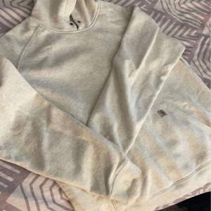 Säljer min carhartt hoodie som sällan använts och är som ny, den ligger mest i garderoben. Nypris: runt 1000kr