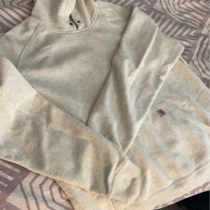 Carhartt hoodie  - Säljer min carhartt hoodie som sällan använts och är som ny, den ligger mest i garderoben. Nypris: runt 1000kr