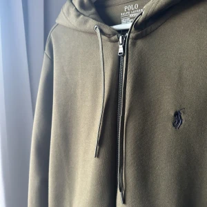 Ralph lauren hoodie i olivgrönt🫒 - Säljer en Ralph lauren hoodie i olivgrönt! Så gott som ny! Ord pris 1300kr. Modellen bär storlek M✨ ( 2:a bilden lånad)
