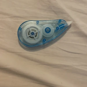 Nån grej - En blå sak som jag inte vet vad den heter tyvärr men ni ser vad d e