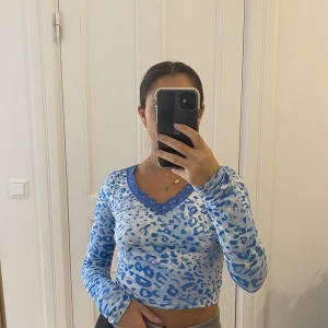 Blå tröja - Säljer min super fina blåa tröja, i lite leopard mönster. 💙