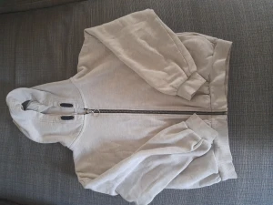 Ljusgrå munkjacka! - En ljusgrå munkjacka med dragkedja och luva från Lindex!