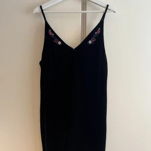 satin midi dress - svart satin midi dress med blommor, perfekt för layering och varm