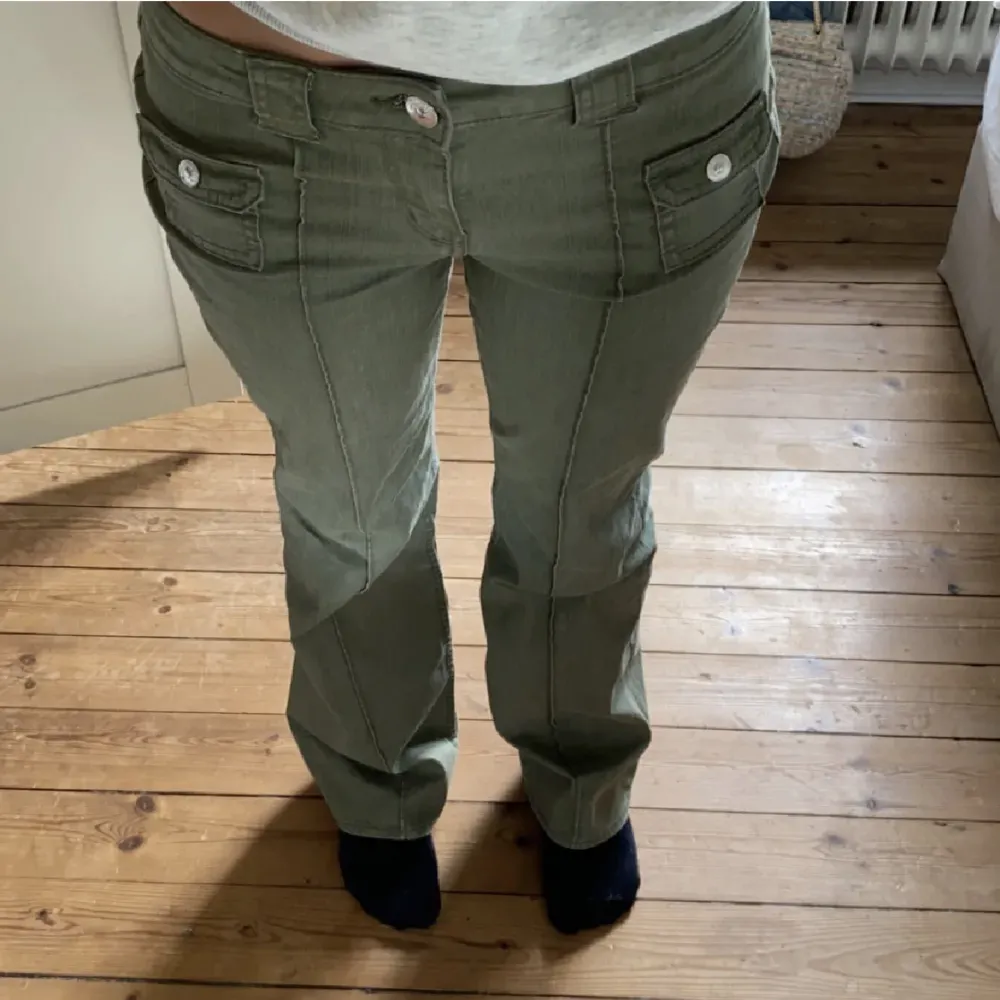 Gröna hm jeans. Det är avklippta och passar mig som är ca 160 men passar säkert längre. Midjemått-36cm rakt över. (Stretchiga) Innerbenslängd-76cm. Köp direkt för 700kr. Om inte annonsen är markerad såld finns de kvar!💓. Jeans & Byxor.