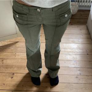 Gröna hm jeans. Det är avklippta och passar mig som är ca 160 men passar säkert längre. Midjemått-36cm rakt över. (Stretchiga) Innerbenslängd-76cm. Köp direkt för 700kr. Om inte annonsen är markerad såld finns de kvar!💓
