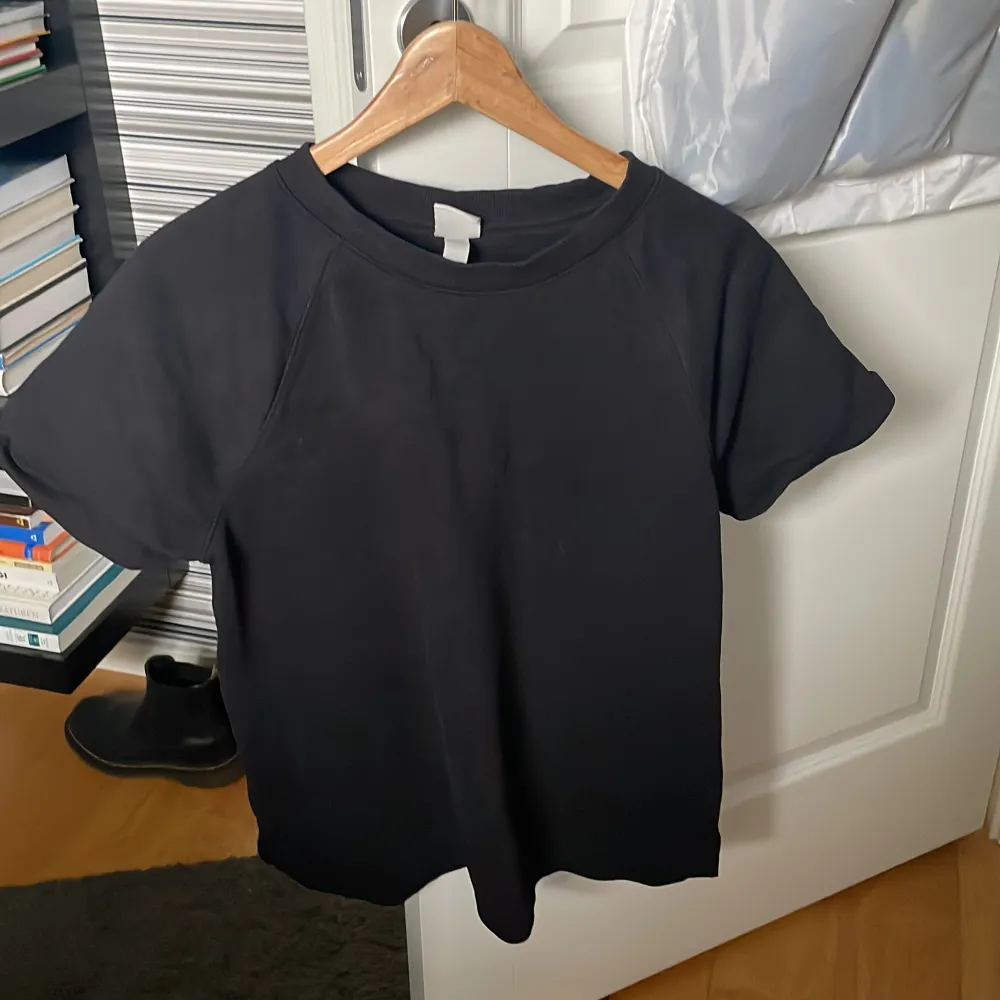 en vanlig svart t-shirt från h&m som inte kommer till användning . T-shirts.