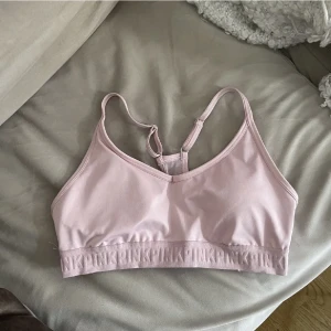 Sportbh från PINK - Jättefin sportbh från PINK i USA. Nyskick då den var för liten för mig! 