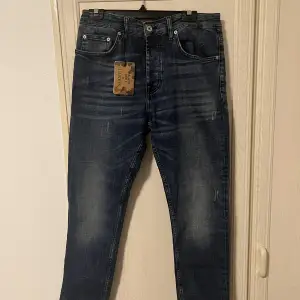 Säljer dessa lanvin jeans. Helt nya strl. 34. Etiketter kvar, fick i present men passade ej. Slim fit passform.