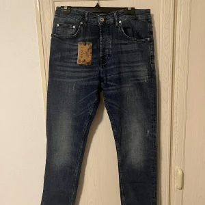 Lanvin x Gallery Dept jeans - Säljer dessa lanvin jeans. Helt nya strl. 34. Etiketter kvar, fick i present men passade ej. Slim fit passform.