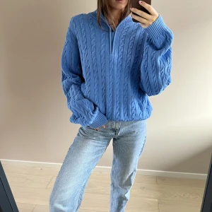 Blå kabelstickad tröja - Blå kabelstickad tröja med en half-zip som jag köpt second hand. Är kär i denna men kommer inte till användning lika ofta så därför säljer jag den. 