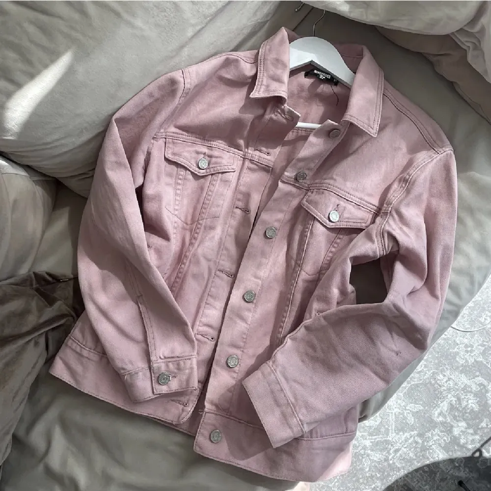 Säljer denna söta rosa jeansjackan med lite oversized fit från Missguided. Kommit till användning fåtal ggr så väldigt fint skick! Andra bilden är hur rosa nyansen ser ut i ”mörkret”. Jackor.