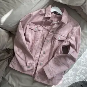 Säljer denna söta rosa jeansjackan med lite oversized fit från Missguided. Kommit till användning fåtal ggr så väldigt fint skick! Andra bilden är hur rosa nyansen ser ut i ”mörkret”