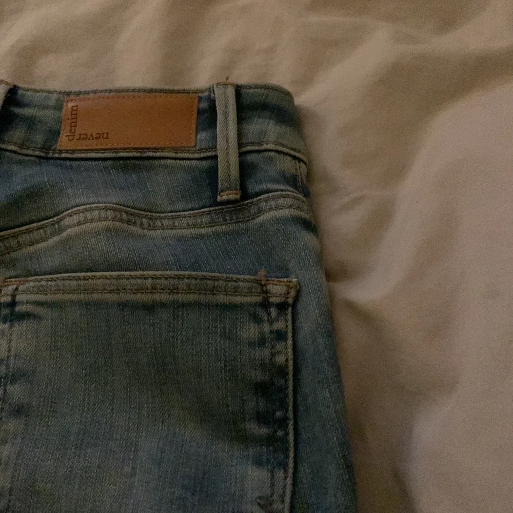 snygga jeans, använd 2 ggr💞nypris 600kr!. Jeans & Byxor.
