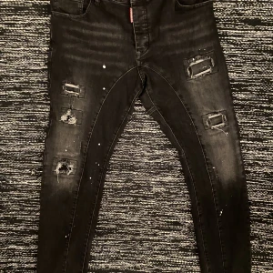 Dsquared2 Jeans 👖🟥 - Aldrig använts därför att dem inte riktigt passar min stil och vill därför bli av med dem.  Köpare står för frakt! 📦   