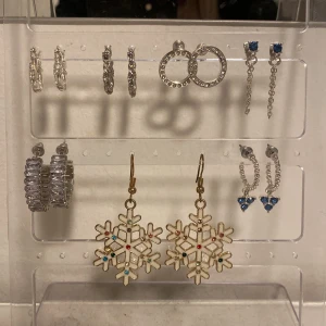 Örhängen  - Raden högst upp, 10kr styck Raden längst ner 15kr styck