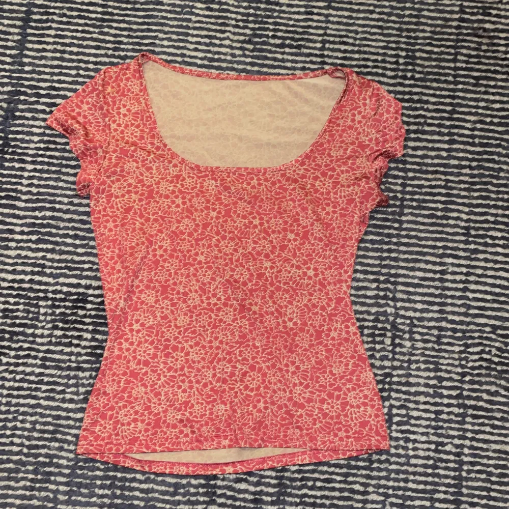 rosa blommig t-shirt med fyrkantig urringning.. T-shirts.