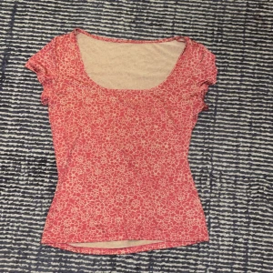 blommig topp - rosa blommig t-shirt med fyrkantig urringning.