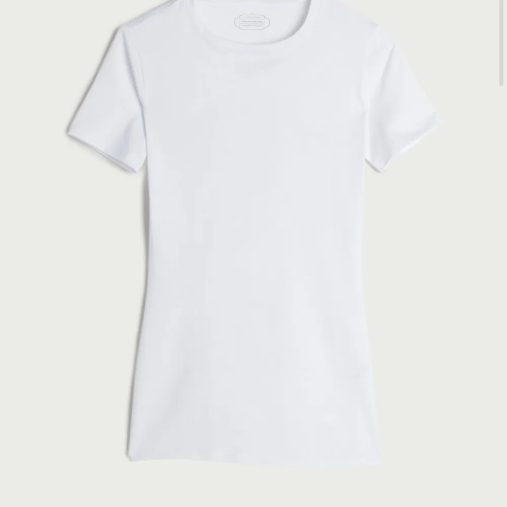 Säljer denna fina och sköna t-shirt från intimissimi, då den tyvärr inte kommer till använda. Endast provad!💕. T-shirts.