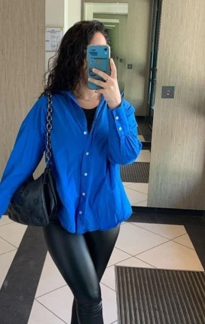 blå skjorta - Blå fin stark färgad skjorta