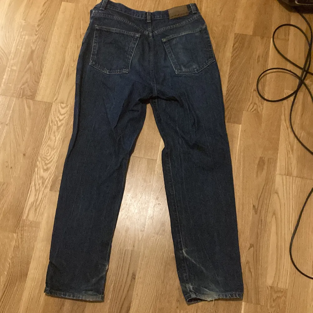 Baggy jeans köpte från en second hand butik som inte kommer till använding litet hål vid ena byx benet längst ner (bild). Jeans & Byxor.