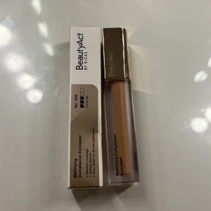 Concealer  - Ja säljer min jätte fina concealer från beauty act eftersom att den är för mörk för mig. (Ja har bara testat den på min hand) Annars är den helt ny den har tillomed boxen med. Färgen 12w