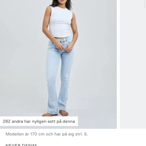 Low bootcut jeans  - Low bootcut jeans från Bikbok, aldrig använda då ja inte kunde lämna  tillbaka dom Storlek s och 31 i längd  Byxorna är avklippta nertill så dom ska passa nån som e typ 155-160 , så dom är mer raka nertill än bootcut Nypris 600kr Pris kan diskuteras