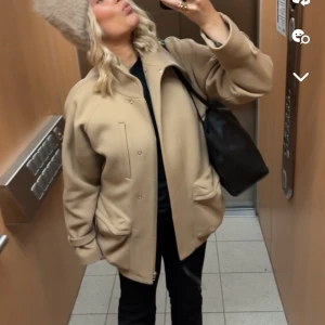 Filippa K kort kappa - Underbar kortare kappa från Filippa K som köptes in förra säsongen💗Dör för denna men behöver rensa jack-garderoben därför hoppas jag den kan få nytt liv hos någon av er🫶🏼