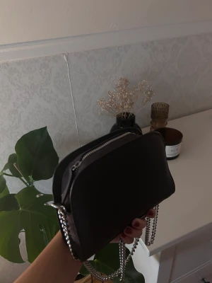 Liten väska  - Oanvänd väska från hm, grå med silver kedja 