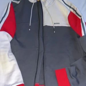 Hugo boss  - Röd,beige och grå kofta från boss green   Storlek L