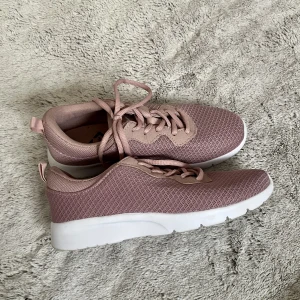 Springskor rosa - Säljer dessa soringakor som endast är använda 1 gång🤍  Precis som nya, lite smuts under sulan.   Minns ej vart jag köpte skorna.