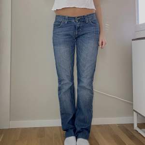 Så coola lowwaist jeans!! Passar S men även XS💕🪩 bra skick🙌 stora najs bakfickor