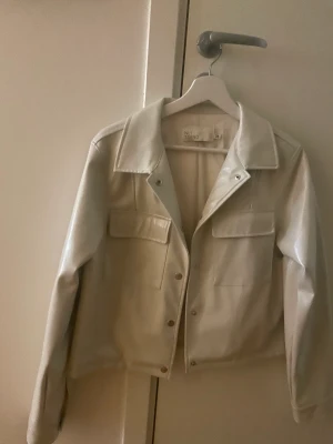 Beige jacka i lack  - Beige jacka i lack från Nelly, i väldigt bra skick. Endast använd en gång. 