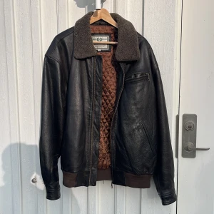 Mörkbrun pilotjacka - Mörkbrun pilotjacka från märket Moda per Giovane. Säljer då den är för stor. Perfekt Oversized skinnjacka inför hösten och vintern. 