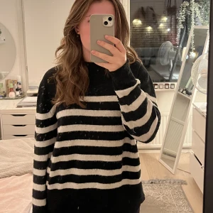 Stickad tröja  - Randig stickad tröja från hm, använd en del men inget som stör💕