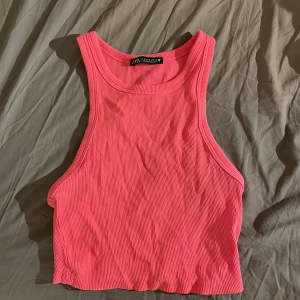 Neonrosa Linne - Säljer detta neonrosa linne från Zara då de ej kommer till användning. Fint skick men tyvärr lite för liten för mig:/ Vill du ha fler bilder eller undrar något så skriv💕👏