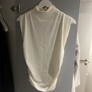 Topp - Säljer en fin oanvänd topp från HM. Storlek S! Lite genomskinligt och skimrigt tyg ✨