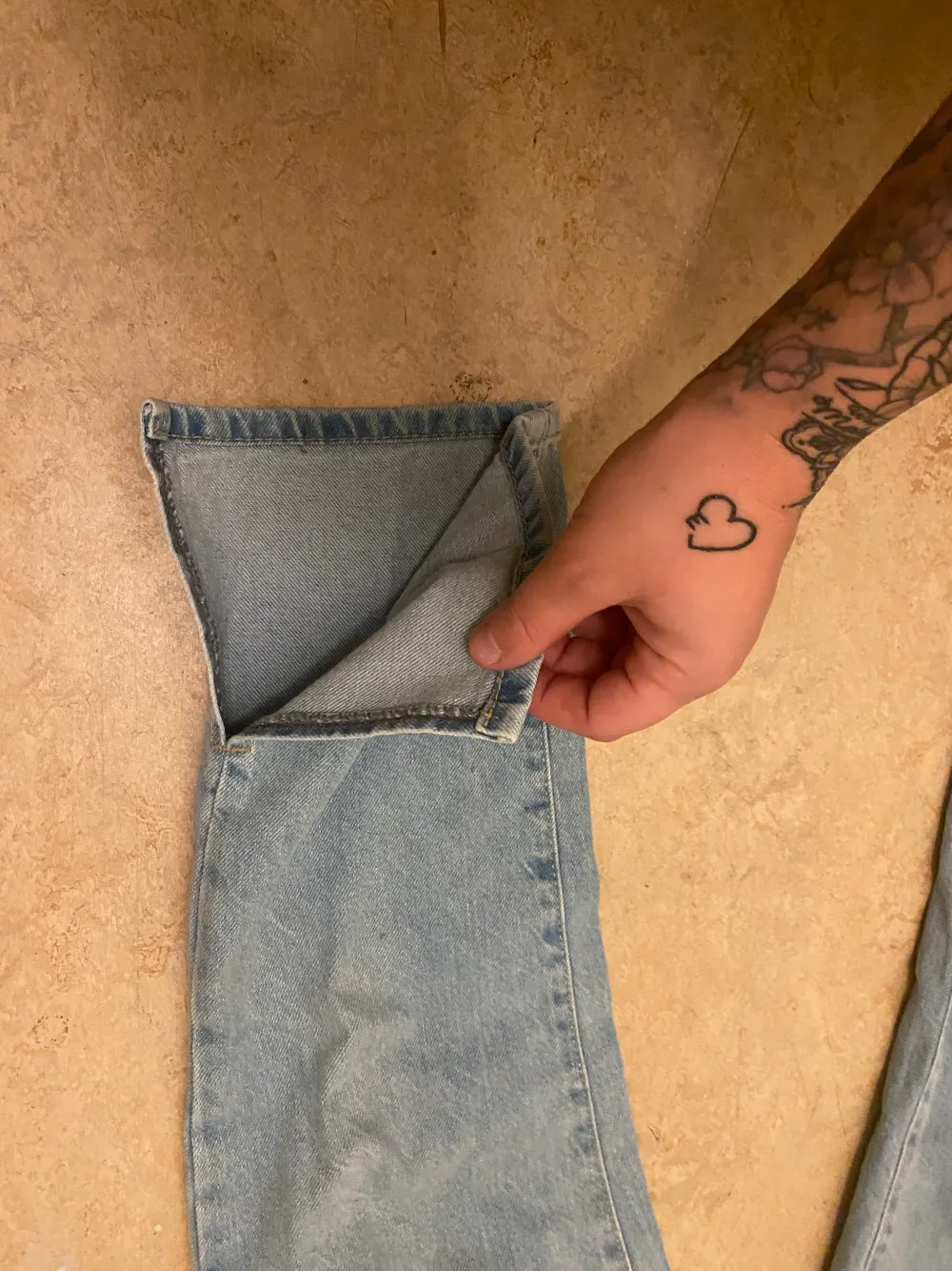 Snygga jeans med slits vid fötterna. Fint skick. Säljes då som är för små. . Jeans & Byxor.