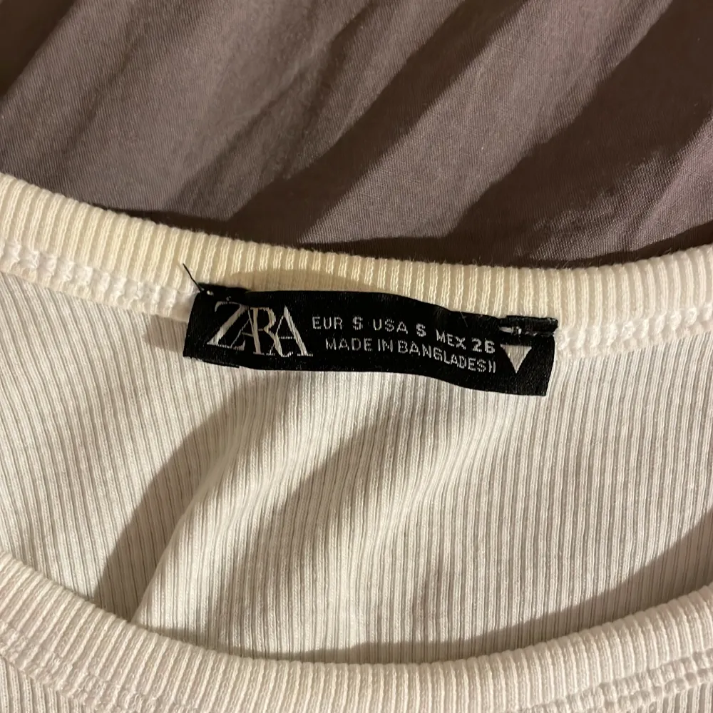 Säljer detta fina linne från Zara pga använder ej, och de är lite för litet för mig:/ Fint skick då den använts ett fåtal gånger. Önskas fler bilder är de bara att skicka💕💕🫶. Toppar.