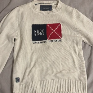 Stickad tröja  - Fint tröja köpt på second hand väldigt fint och bekväm men tyvärr lite för stor 