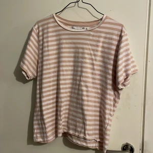 Rosa/vit randig t-shirt - Rosa/vit randig t-shirt från Lager 157. Storlek M.