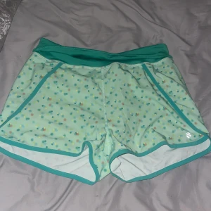 Tränings shorts  - Gröna tränings shorts/bad shorts från hm. 