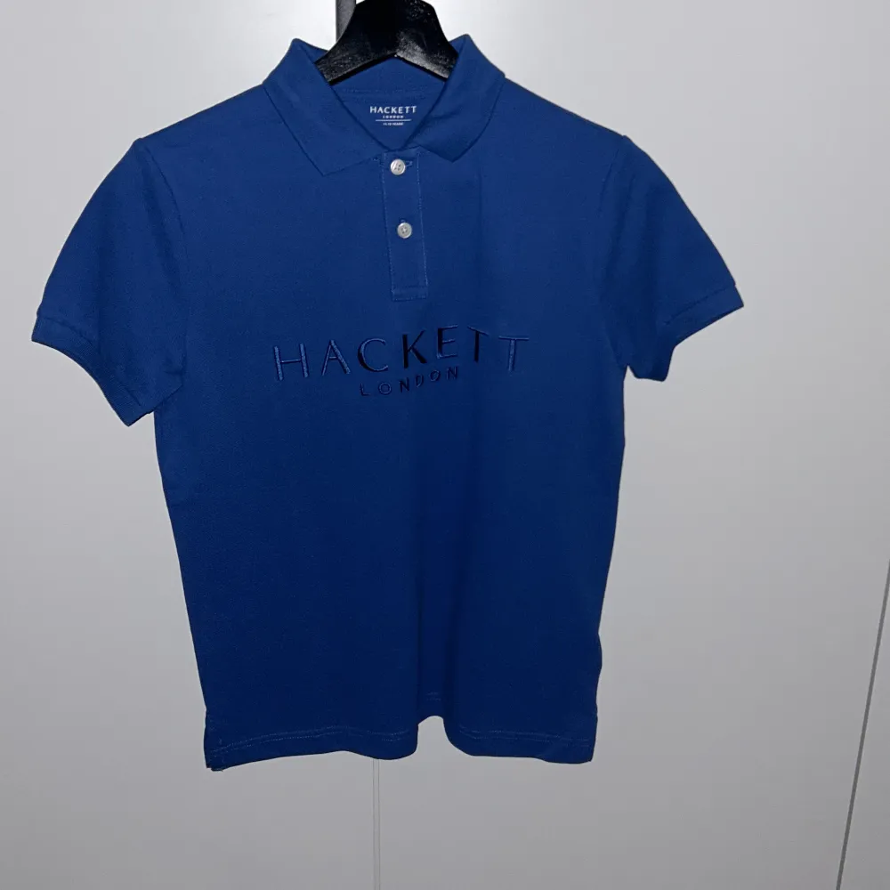 Blå hacket tröja aldrig använd, nypris 699 säljer för 129  Storlek 158. T-shirts.