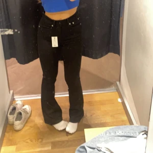 Jeans  - Säljer doma fina Högmidjade byxor som är i bra skick. då dom inte kommer till användning längre 