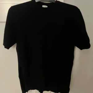 Stickad t-shirt - Säljer denna stickade t-shirten med slit på sidorna, använd max 4 gånger