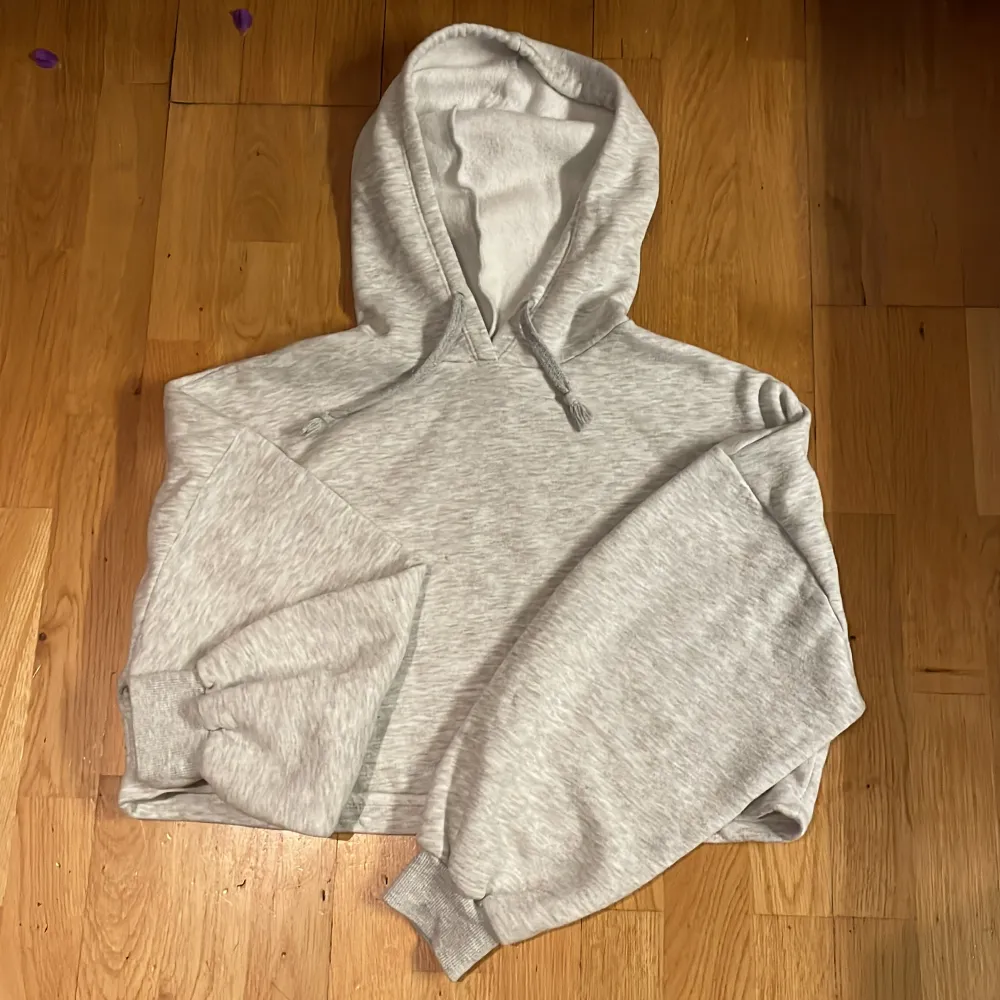 Säljer denna basis gråvita hoodie. Är i fint skick!. Hoodies.