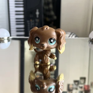 Littlest Pet Shop - Cocker Spaniel #960. Säljer pga dubbletter :) På ebay är hon runt 500 men säljer för 250 (ingen frakt inkluderad i priset), kan möjligtvis dra ner priset så fråga bara :)