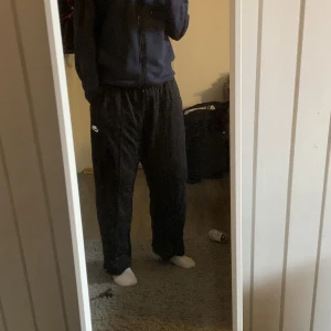 Nike mjukisbyxor - Mjukisbyxor från nike som är perfekta till vintern. Skicket är som nytt då jag använt det typ 3 gånger. Storleken är XL och passar perfekt till mig som är runt 187cm. Priset kan diskuteras vid snabb affär